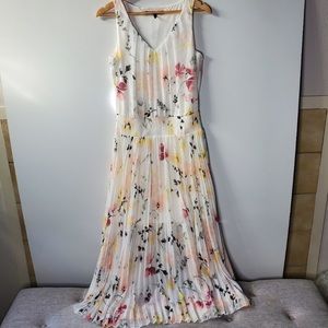 Beautiful White House Black Market maxi dress in like new condition. Size 6.